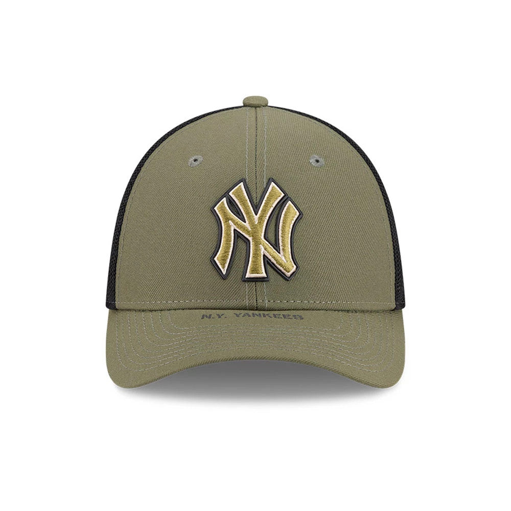 Yankees MLB Armed Forces Day 2026 Green New Era 39THIRTY M-Crown Stretch Fit Cap, front view showing a raised gold NY logo on the olive green front panel, with contrasting black mesh side panels and N.Y. Yankees text above the visor.