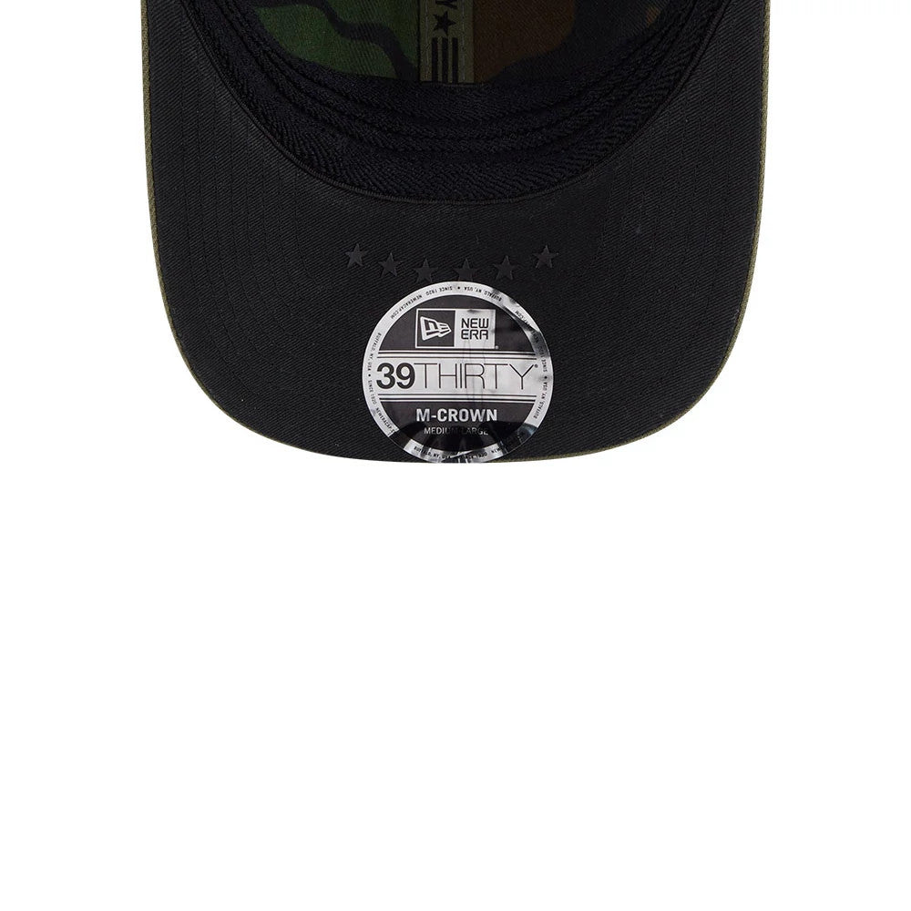 Yankees MLB Armed Forces Day 2026 Green New Era 39THIRTY M-Crown Stretch Fit Cap, inside view showing a camouflage patterned undervisor, black sweatband, and a 39THIRTY size sticker placed centrally on the dark green visor.