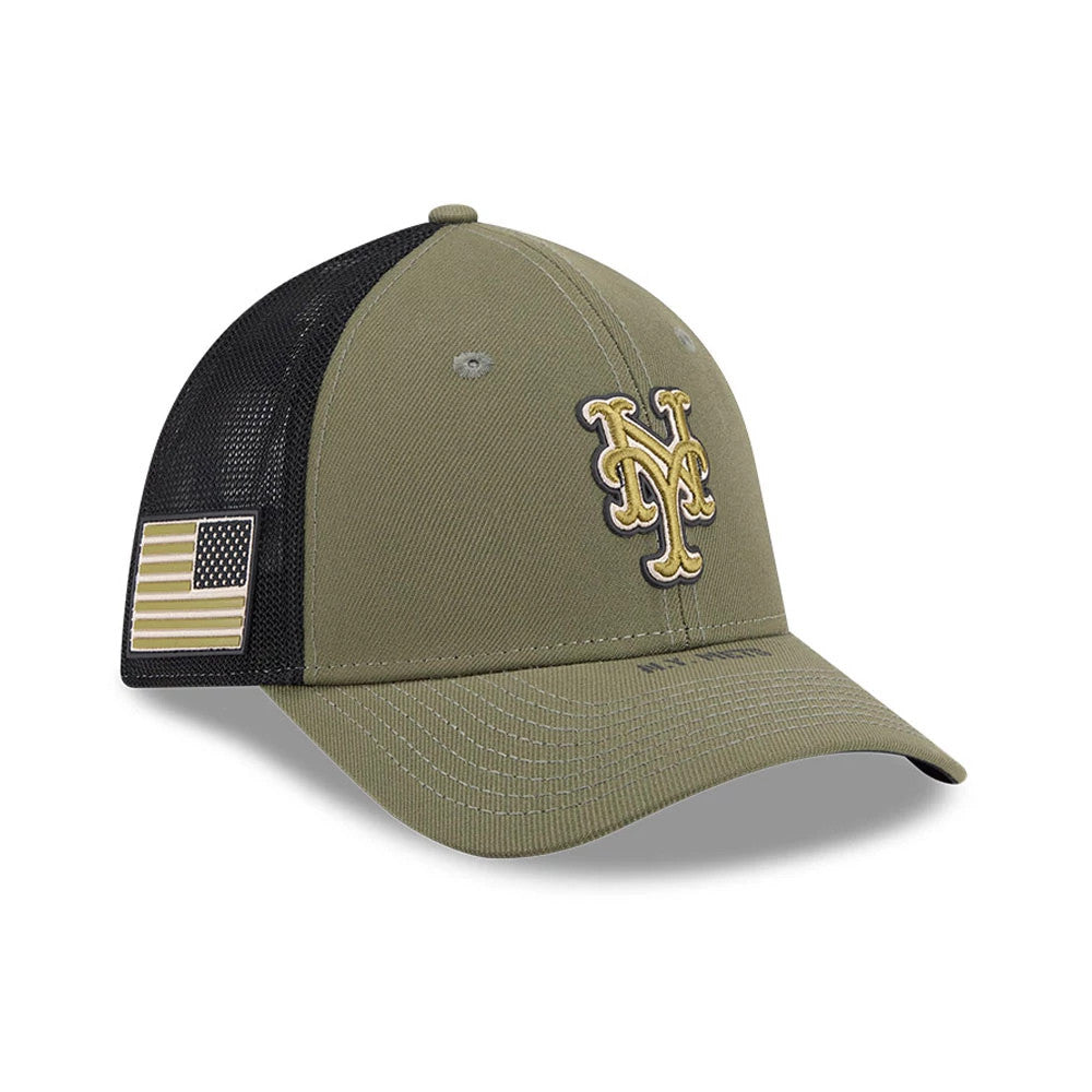 Mets MLB Armed Forces Day 2026 Green New Era 39THIRTY M-Crown Stretch Fit Cap, three-quarter view showing the yellow outlined Mets logo embroidered on the front green panel, black mesh back panels, and an American flag patch on the left side.