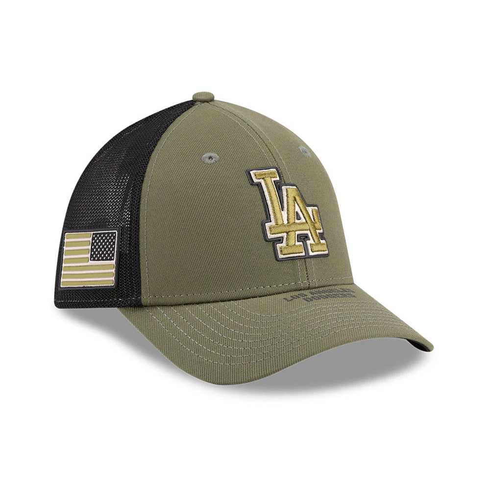 LA Dodgers MLB Armed Forces Day 2026 Green New Era 39THIRTY M-Crown Stretch Fit Cap, three-quarter view showing raised gold LA logo on the green front panel, black mesh at the back, and an American flag patch on the left side.