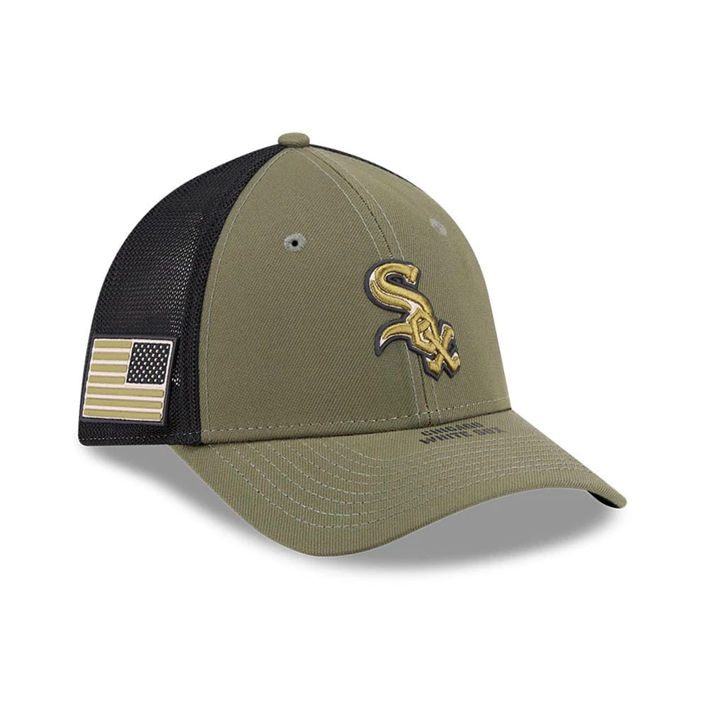 White Sox MLB Armed Forces Day 2026 Green New Era 39THIRTY M-Crown Stretch Fit Cap, three-quarter view showing a raised gold and black embroidered Sox logo on the front panels, black mesh back panels, and an American flag patch on the left side.
