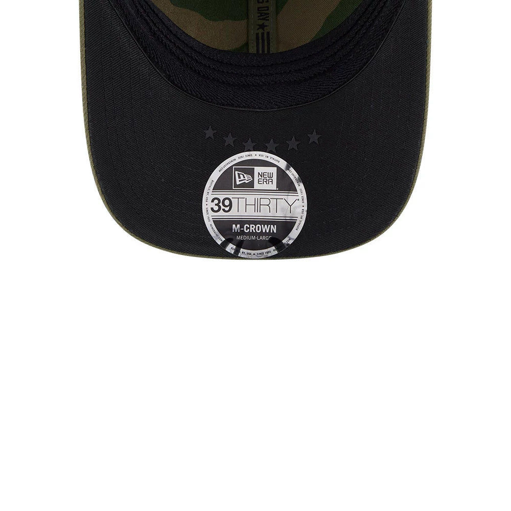 White Sox MLB Armed Forces Day 2026 Green New Era 39THIRTY M-Crown Stretch Fit Cap, inside view showing a camouflage-patterned undervisor with a central seam, stars across the visor and the 39THIRTY size sticker clearly in the centre.