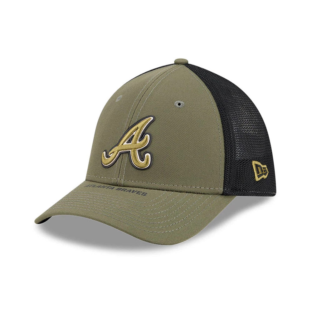 Braves MLB Armed Forces Day 2026 Green New Era 39THIRTY M-Crown Stretch Fit Cap, three-quarter view showing the raised gold embroidered A logo on the front panel, black mesh back panels, and New Era flag logo on the left side.