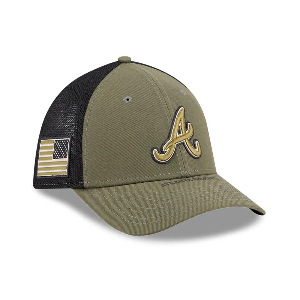 Braves MLB Armed Forces Day 2026 Green New Era 39THIRTY M-Crown Stretch Fit Cap, three-quarter view showing the gold embroidered A logo on the front panel, black mesh back panels with an American flag patch, and khaki green curved visor.