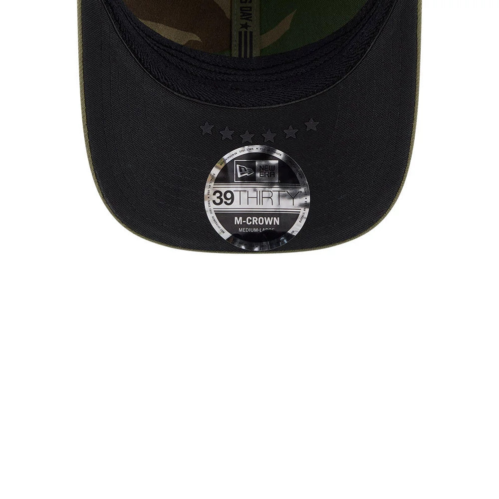 Braves MLB Armed Forces Day 2026 Green New Era 39THIRTY M-Crown Stretch Fit Cap, inside view showing the green camo undervisor with a circular 39THIRTY size sticker on the black visor, and decorated with five black stars.