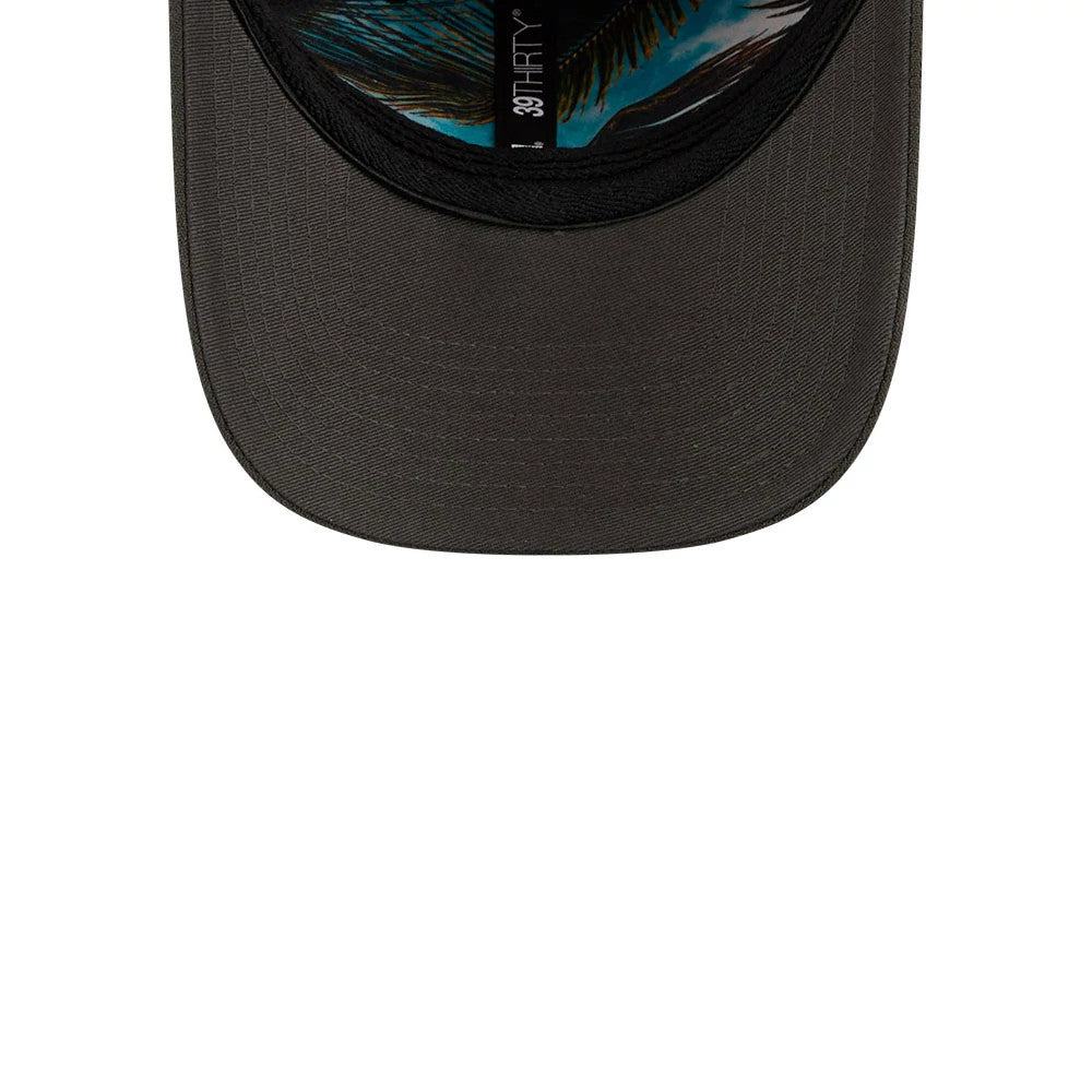 Tampa Bay Buccaneers NFL Draft 2026 Red New Era 39THIRTY M-Crown Stretch Fit Cap, inside view showing the palm leaf print on the undervisor, a sweatband with New Era taping, and a 39THIRTY label along the centre.