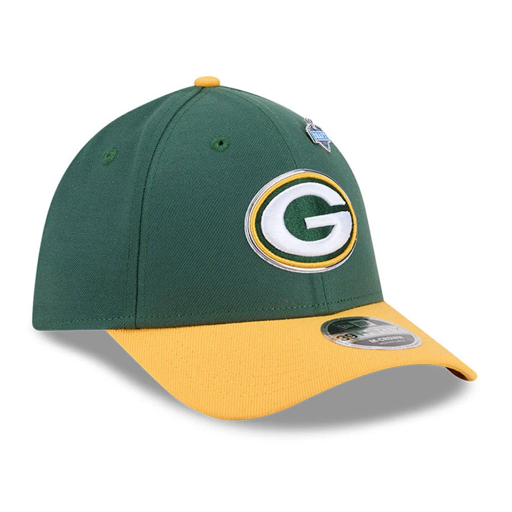 Packers NFL Draft 2026 Dark Green New Era 39THIRTY M-Crown Stretch Fit Cap, three-quarter view showing a raised embroidered yellow and white Packers logo on the front panel, with a contrasting yellow curved visor and 39THIRTY size sticker.
