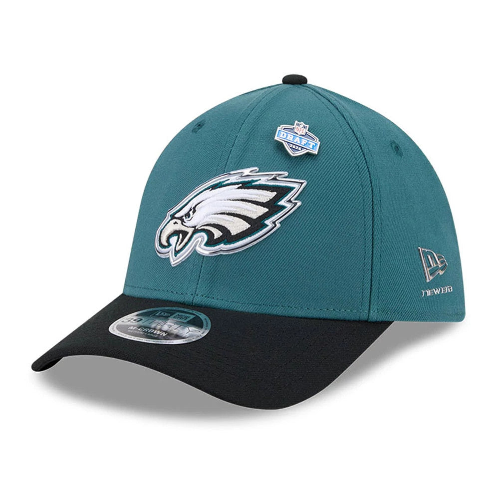 Eagles NFL Draft 2026 Dark Green New Era 39THIRTY M-Crown Stretch Fit Cap, three-quarter view showing the raised embroidered Eagles logo on the front panel, black curved visor with 39THIRTY size sticker, and New Era flag logo on the left side.