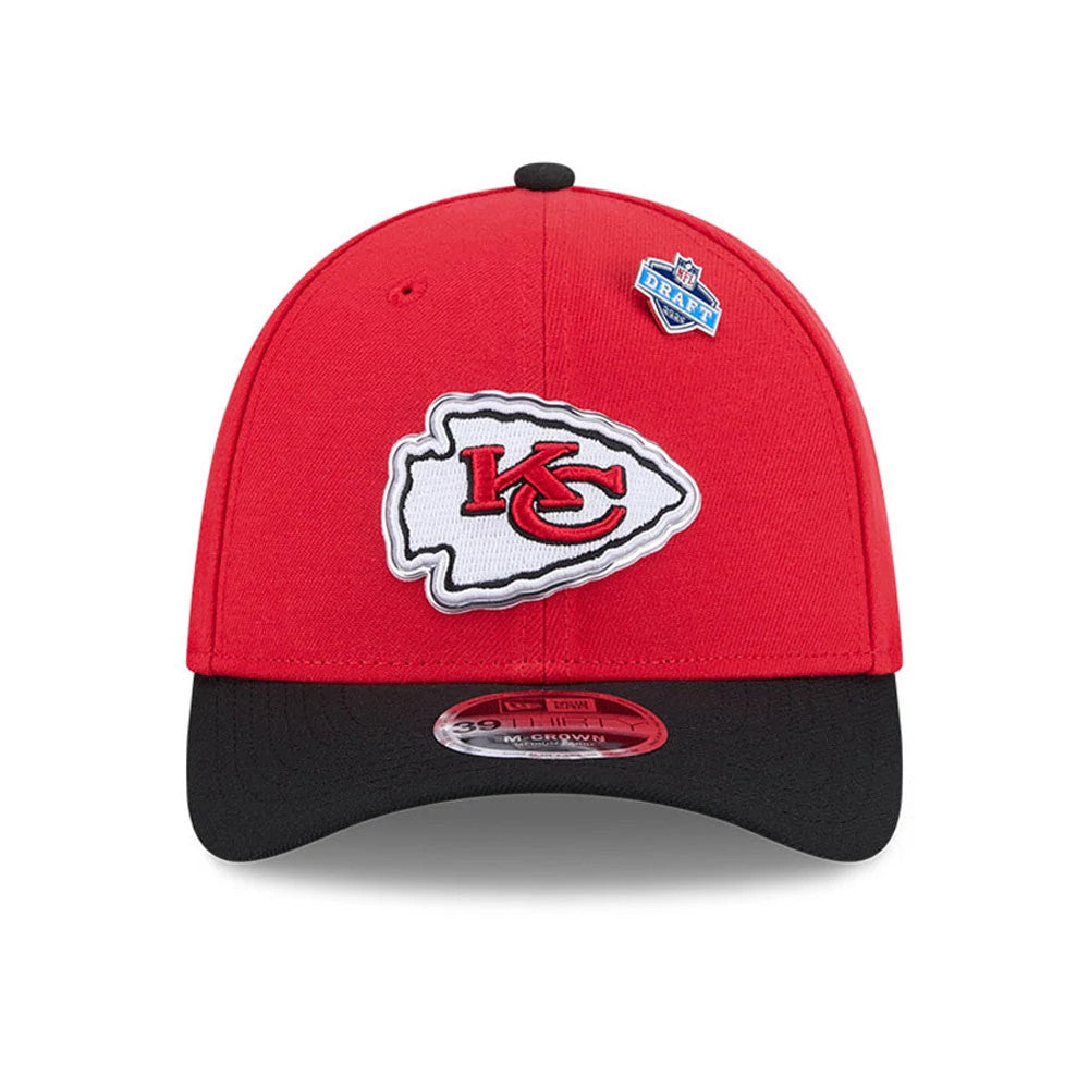 Kansas City Chiefs NFL Draft 2026 Red New Era 39THIRTY M-Crown Stretch Fit Cap, front view showing the team logo embroidered in white and red on the front panel, with a black curved visor and a blue NFL Draft pin badge.
