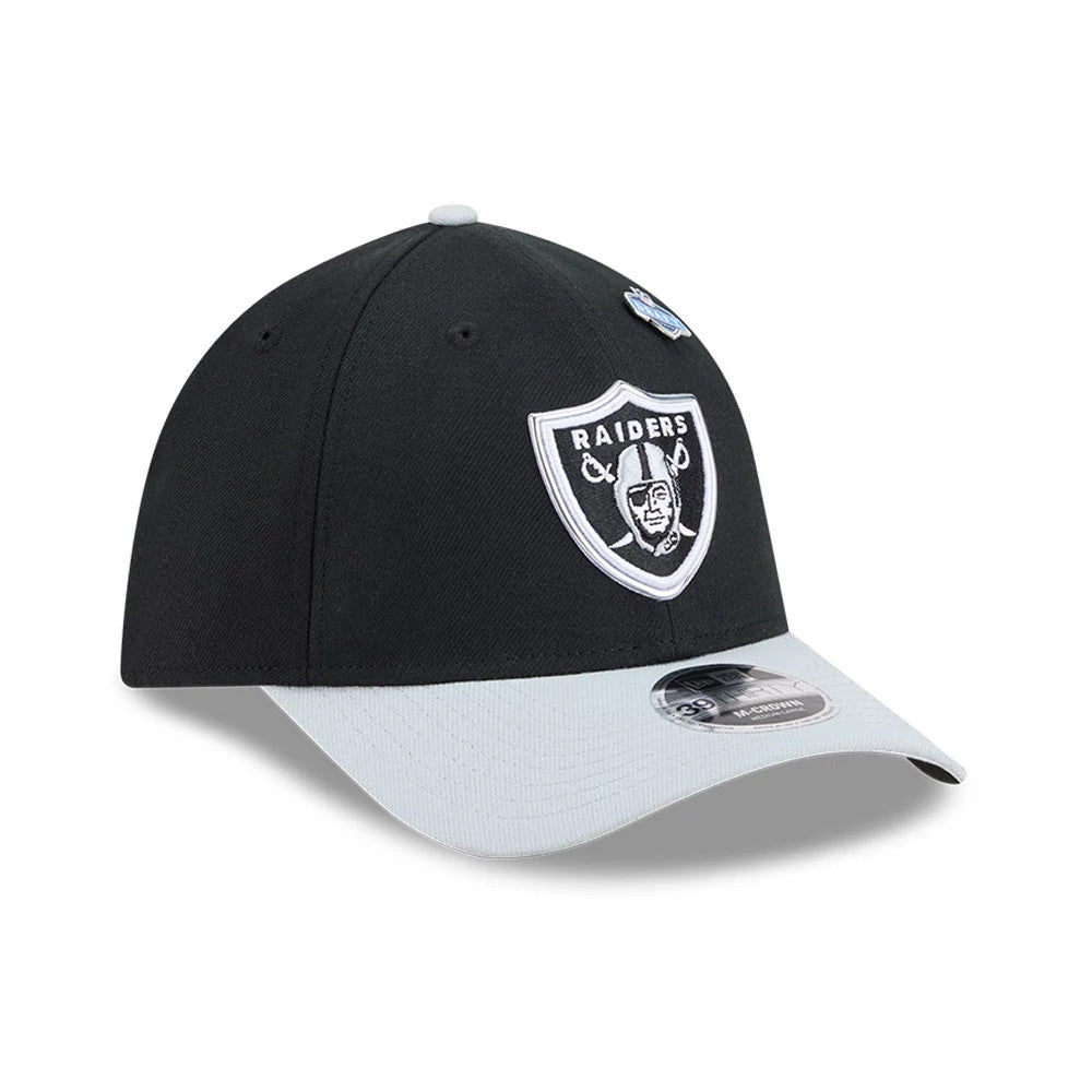 Raiders NFL Draft 2026 Black New Era 39THIRTY M-Crown Stretch Fit Cap, three-quarter view showing the white raised embroidered Raiders shield logo on the front panel, light grey curved visor, and 39THIRTY size sticker on the visor.