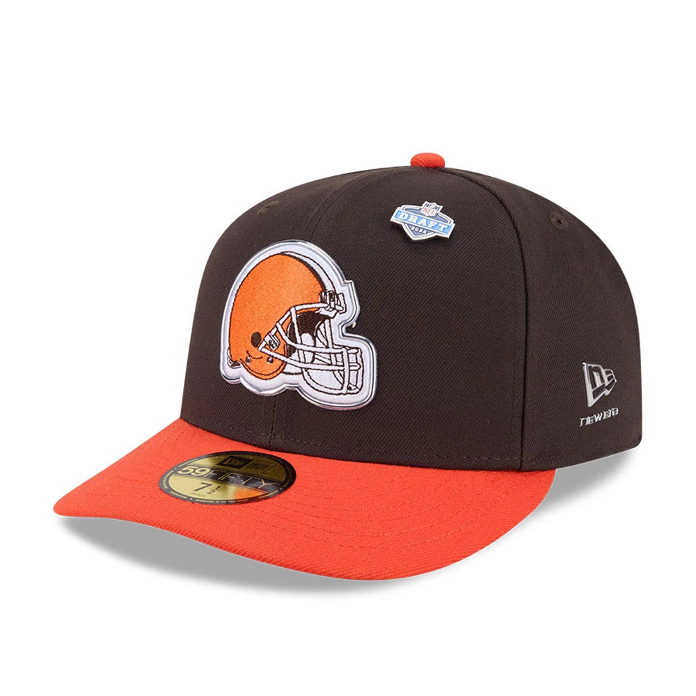 Cleveland Browns NFL Draft 2026 Dark Brown New Era 59FIFTY Fitted Cap, front view showing the orange helmet logo with white embroidery on the dark brown crown, NFL Draft patch above, bright orange visor, and gold 59FIFTY size sticker.
