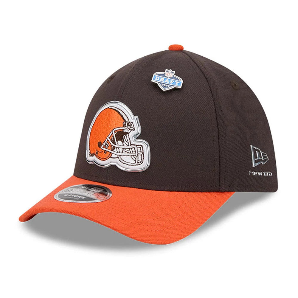 Cleveland Browns NFL Draft 2026 Dark Brown New Era 39THIRTY M-Crown Stretch Fit Cap, front view showing raised brown and orange helmet logo on dark panels, orange curved visor with 39THIRTY size sticker, and silver New Era flag logo on left side.