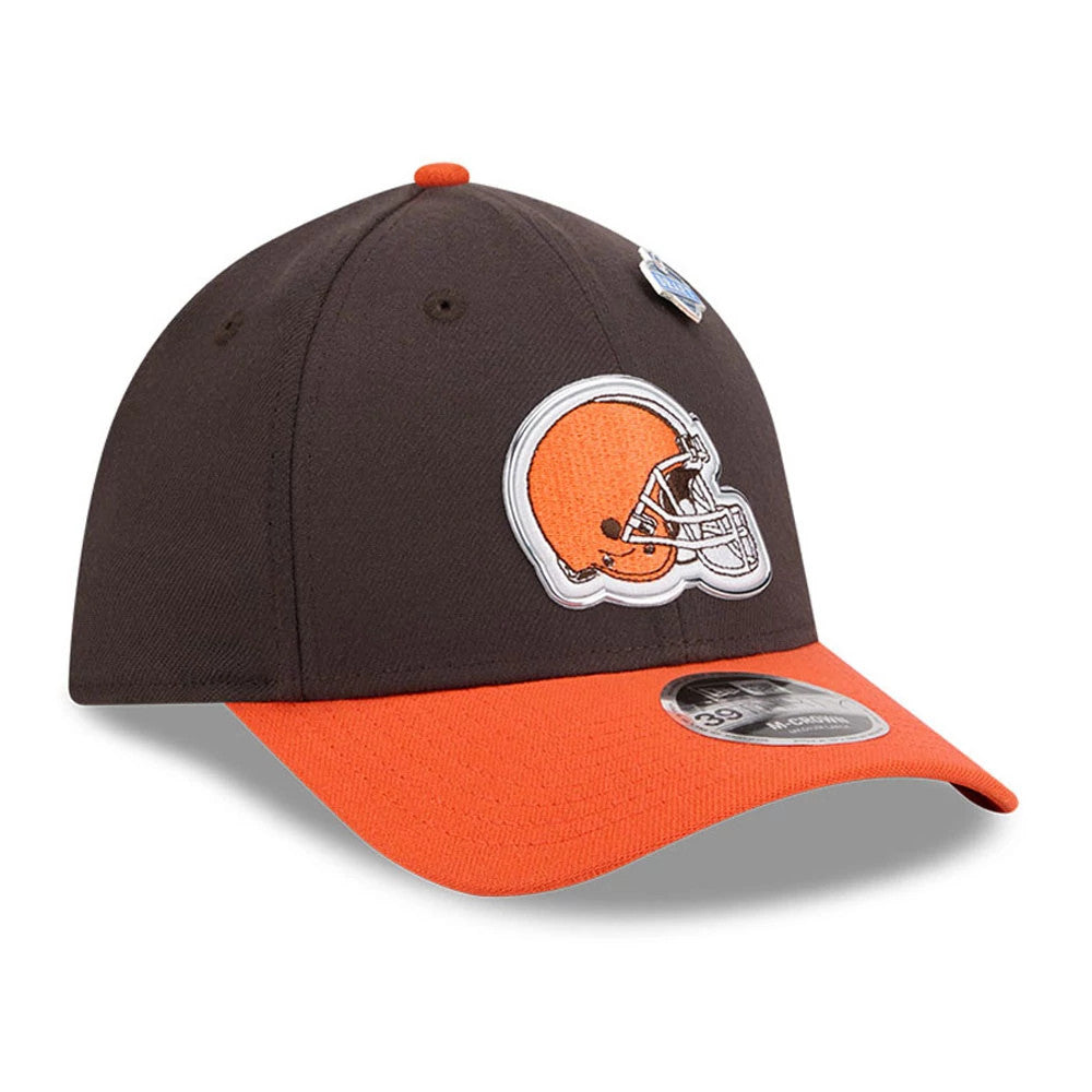 Cleveland Browns NFL Draft 2026 Dark Brown New Era 39THIRTY M-Crown Stretch Fit Cap, three-quarter view showing the raised embroidered orange and white team helmet logo on the front panel, an orange curved visor with a 39THIRTY size sticker.