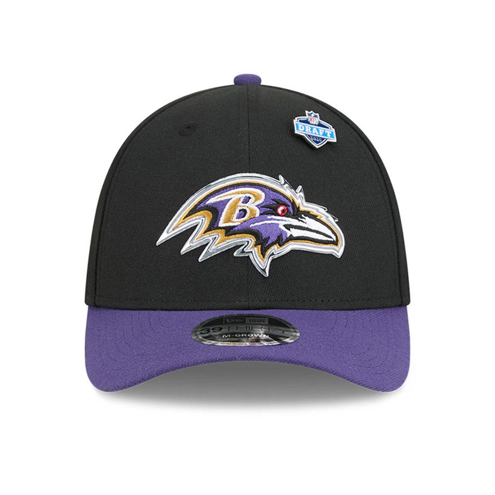 Baltimore Ravens NFL Draft 2026 Black New Era 39THIRTY M-Crown Stretch Fit Cap, front view showing a raised embroidered Baltimore Ravens logo on the black crown, purple curved visor, and a 39THIRTY size sticker alongside an NFL Draft pin.