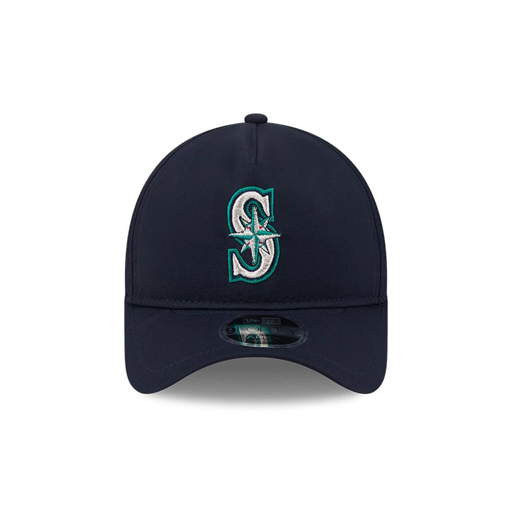 Seattle Mariners MLB Quickstrike Navy New Era 9FORTY Apex Adjustable Cap, front view showing the teal and white embroidered Mariners logo on the structured navy crown, a curved navy visor, and a 9FORTY size sticker on the visor.