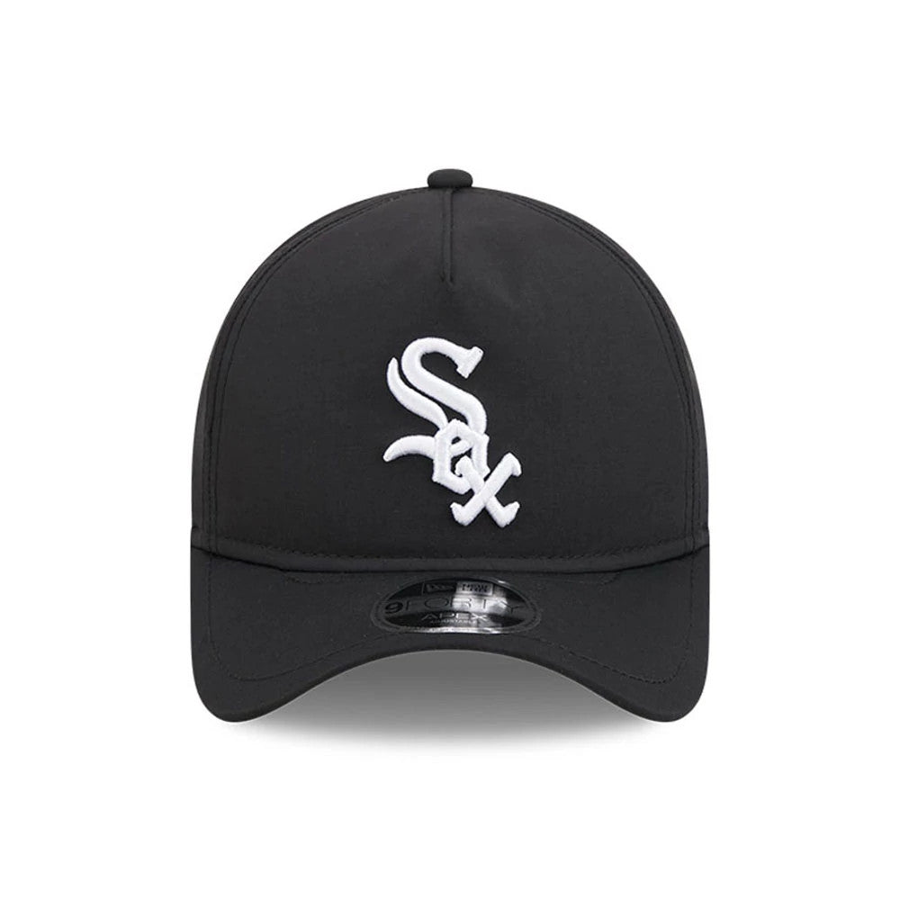 White Sox MLB Quickstrike Black New Era 9FORTY Apex Adjustable Cap, front view showing the white embroidered Sox logo on the structured black crown, with a curved visor and a 9FORTY size sticker on the centre of the visor.