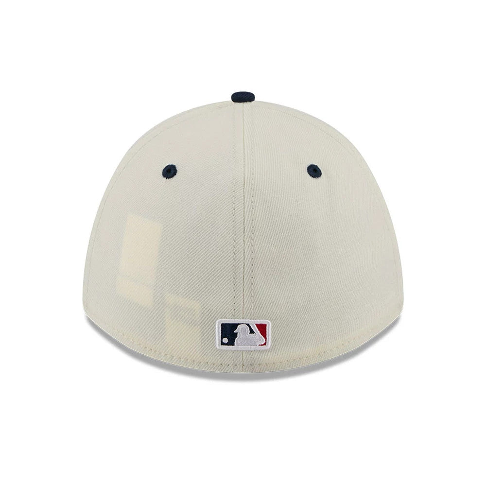 Pictured is this MLB 4th Of July 2026 New York Yankees 39THIRTY M-Crown Stretch Fit cap in Cream. 6