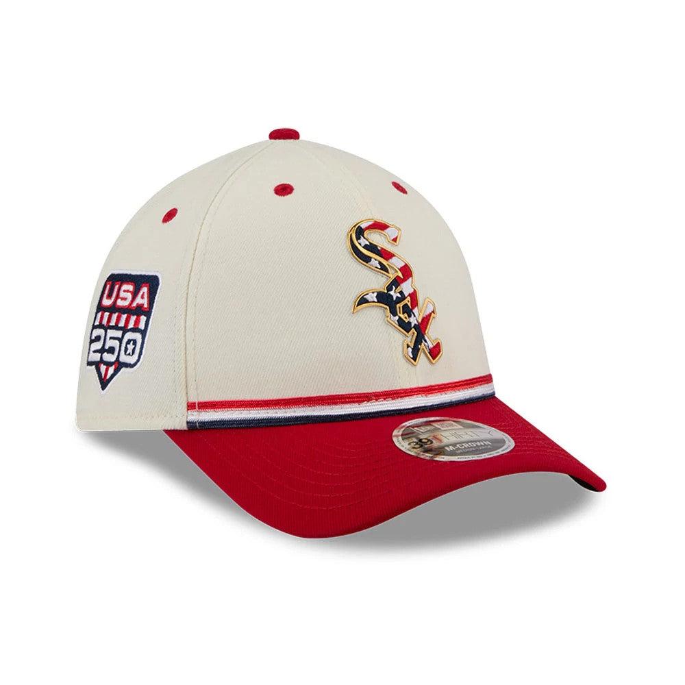 White Sox MLB 4th Of July 2026 Cream New Era 39THIRTY M-Crown Stretch Fit Cap, three-quarter view showing the patriotic red, white, and blue Chicago White Sox logo with gold border on the front panel, red visor, and the USA 250 side patch.