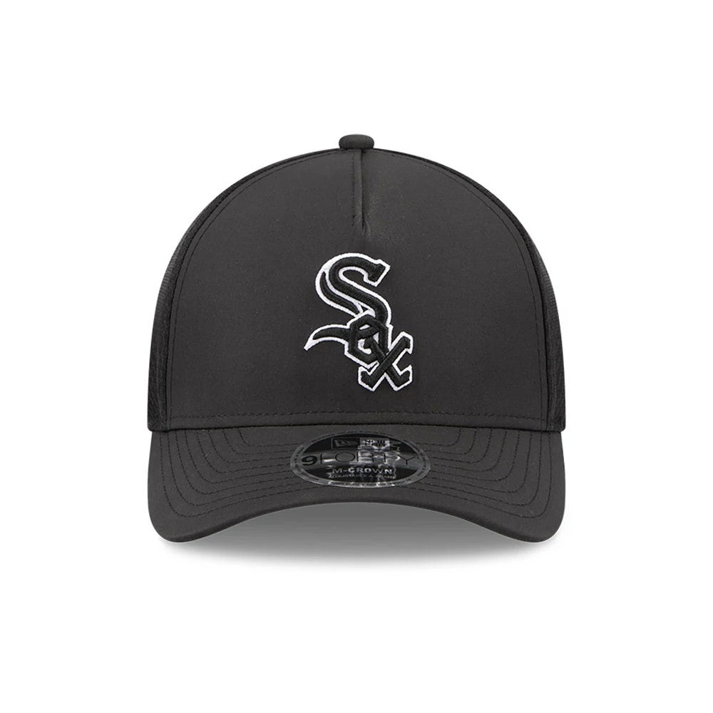 White Sox MLB Batting Practice 2026 Black New Era 9FORTY M-Crown A-Frame Adjustable Cap, front view showing the raised white embroidered Sox logo on the curved black visor, with the 9FORTY size sticker on the centre front.