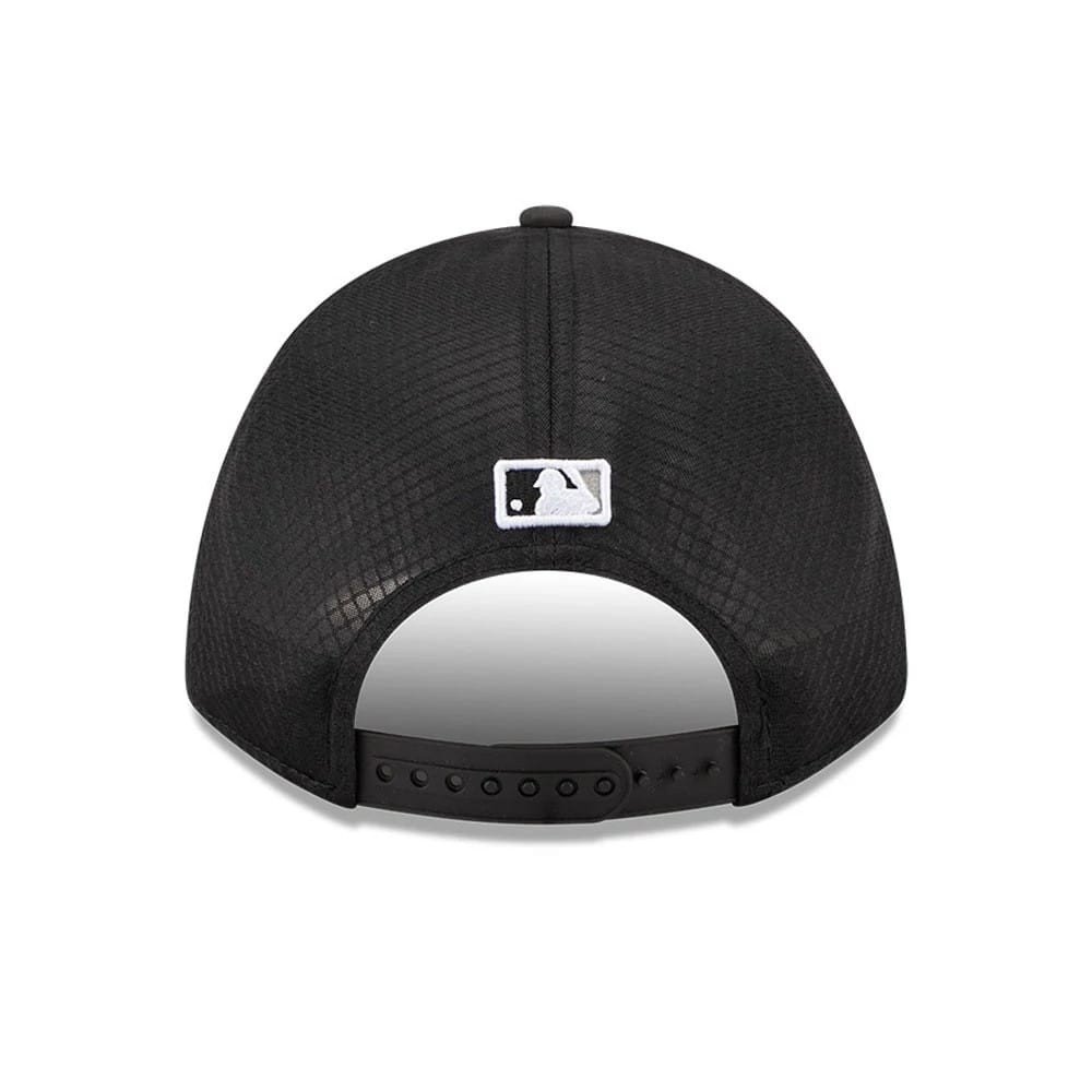 Pictured is this MLB Batting Practice 2026 Chicago White Sox 9FORTY M-Crown A-Frame Adjustable cap in black. 4