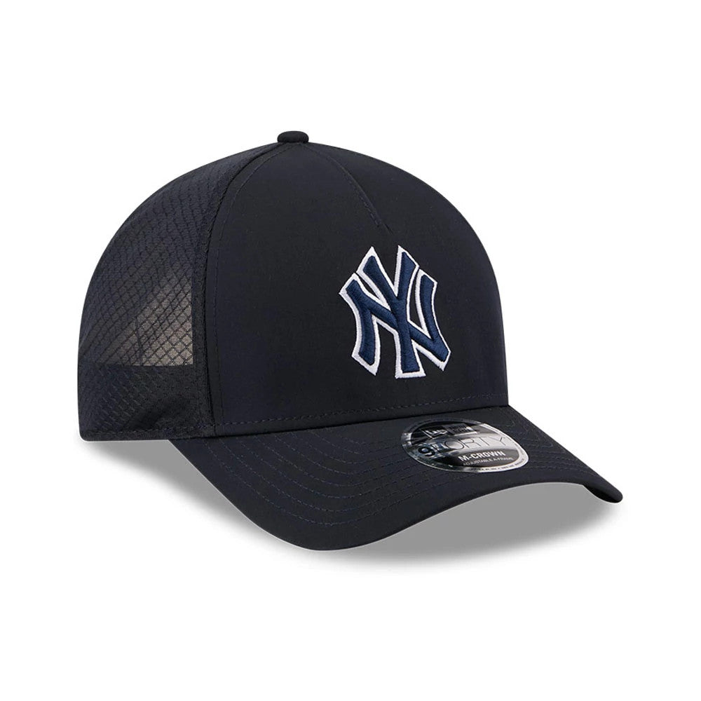 Yankees MLB Batting Practice 2026 Navy New Era 9FORTY M-Crown A-Frame Adjustable Cap, three-quarter view showing the raised embroidered NY logo in white and navy on the structured front panel, with a 9FORTY size sticker on the curved navy visor.