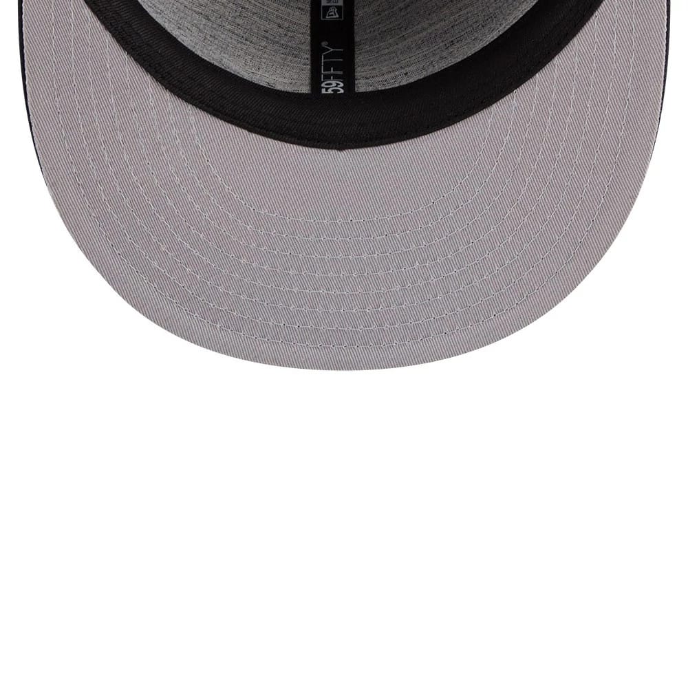 Pictured is this WBC Classical Script Czech Republic Retro Crown 59FIFTY Fitted cap in navy. 2