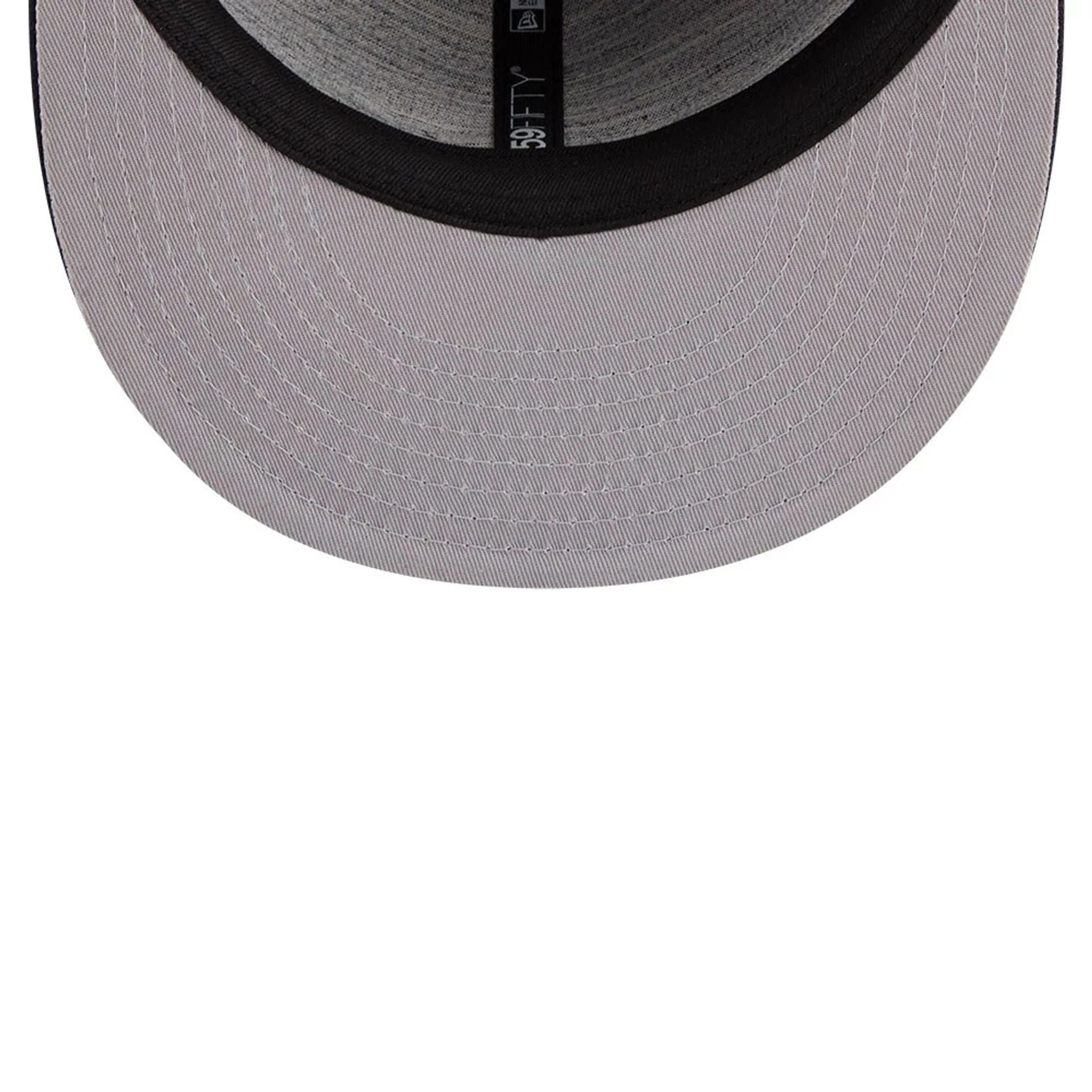 Pictured is this WBC Classical Script Czech Republic Retro Crown 59FIFTY Fitted cap in navy. 2