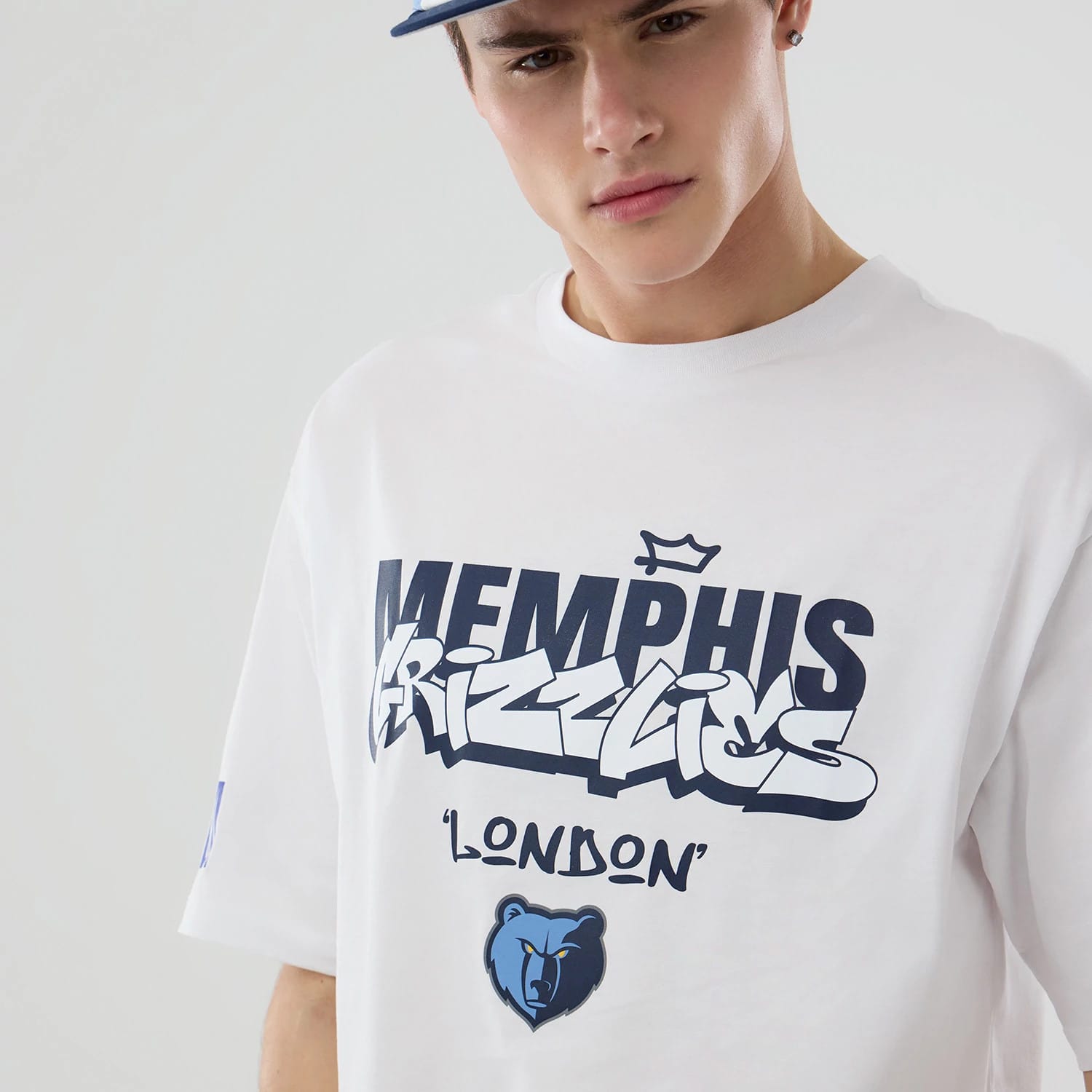 The model is wearing this NBA London Game 2026 Memphis Grizzlies Oversized T-Shirt in white. 3