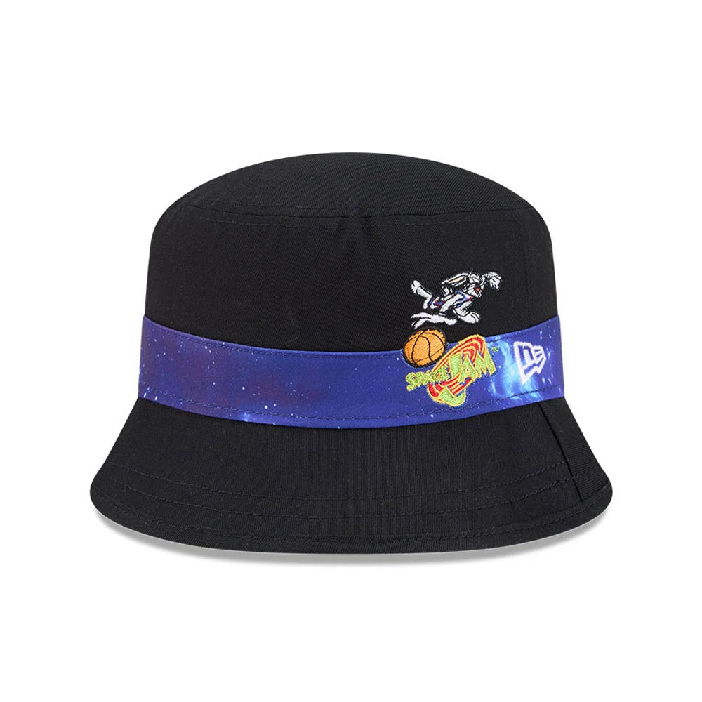 New Era Space Jam Bugs Bunny Black Bucket Hat, front view showing Bugs Bunny in white embroidery jumping with a basketball above a colourful Space Jam logo on a starry blue band, with the New Era flag logo embroidered on the side.