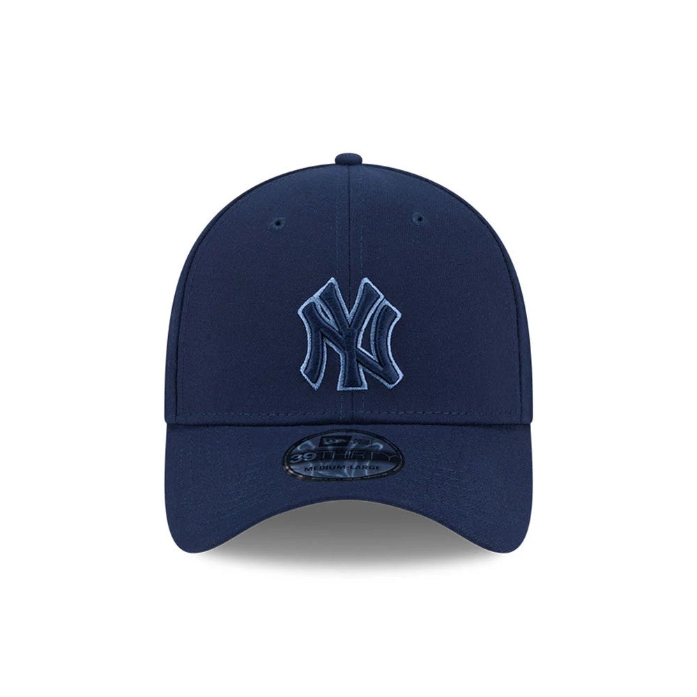 Yankees MLB Faded Oceanside Dark Blue New Era 39THIRTY Stretch Fit Cap, front view showing a raised embroidered NY logo in light blue on the dark blue front panel, with a curved visor and a 39THIRTY size sticker at the centre.