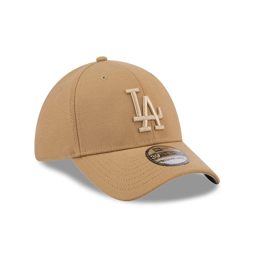 LA Dodgers MLB Beige New Era 39THIRTY Stretch Fit Cap, front view showing the raised embroidered beige LA logo on the structured crown, curved beige visor with a 39THIRTY size sticker, and matching top button and eyelets.