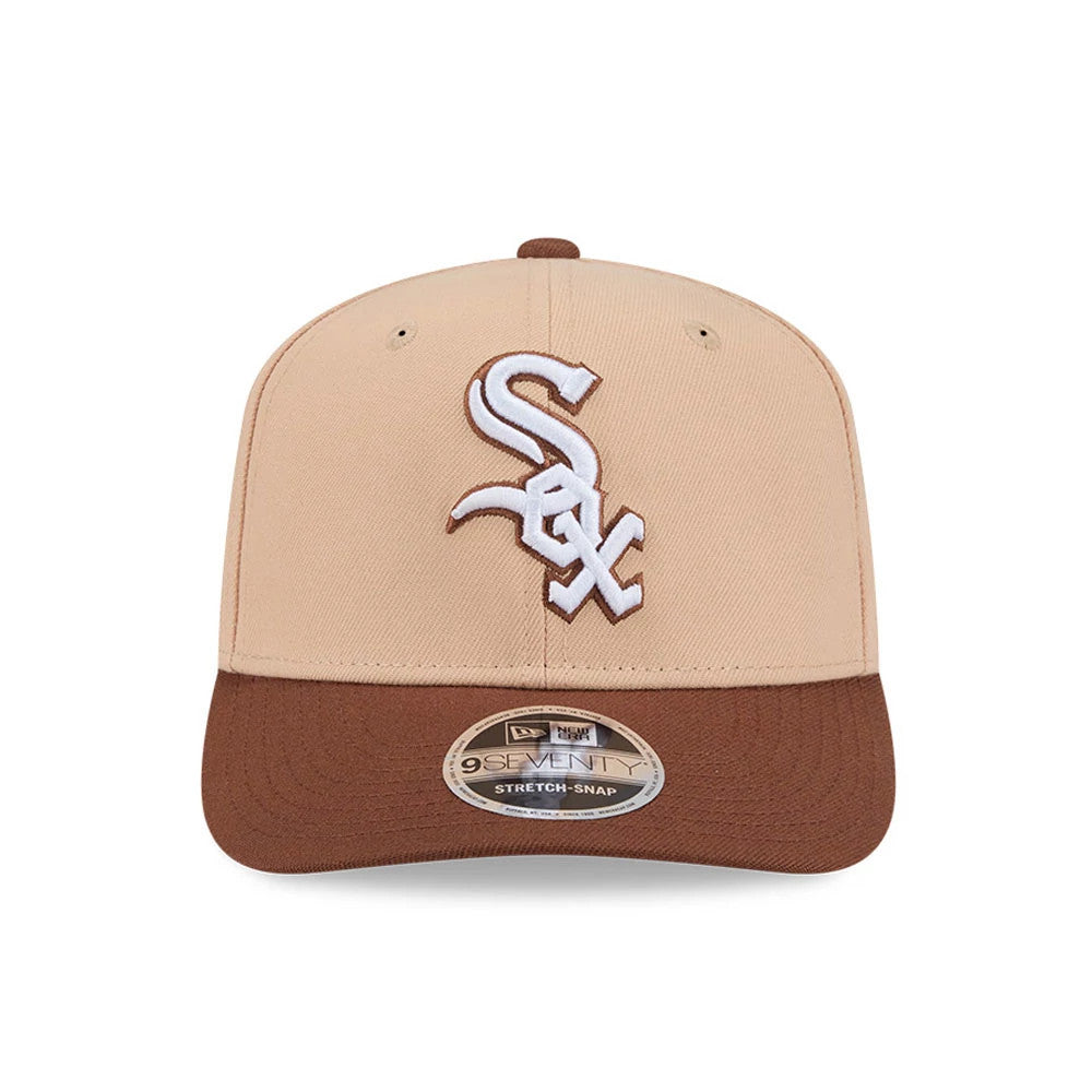 White Sox MLB Candied Pecan Beige New Era 9SEVENTY Stretch Snap Adjustable Cap, front view showing the raised white embroidered White Sox logo on the structured beige crown, brown visor, and a 9SEVENTY size sticker on the visor.