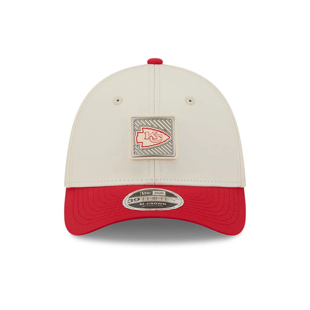 Kansas City Chiefs NFL Training 2026 White New Era 39THIRTY M-Crown Stretch Fit Cap, front view showing the red and white Chiefs logo on a textured badge, with a curved red visor and a 39THIRTY size sticker on the visor.