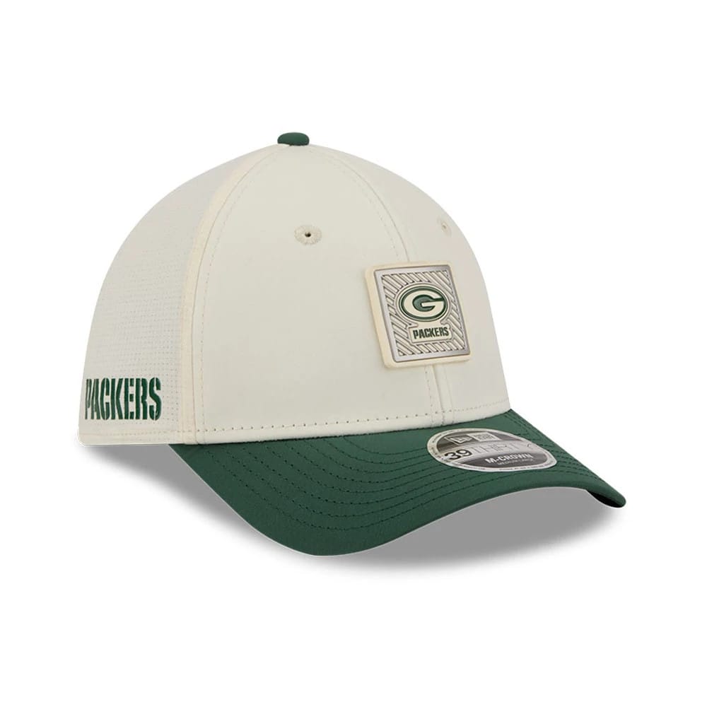 Green Bay Packers NFL Training 2026 White New Era 39THIRTY M-Crown Stretch Fit Cap, three-quarter view showing the raised square badge on the front panel, green curved visor with 39THIRTY size sticker, and Packers lettering on left side.