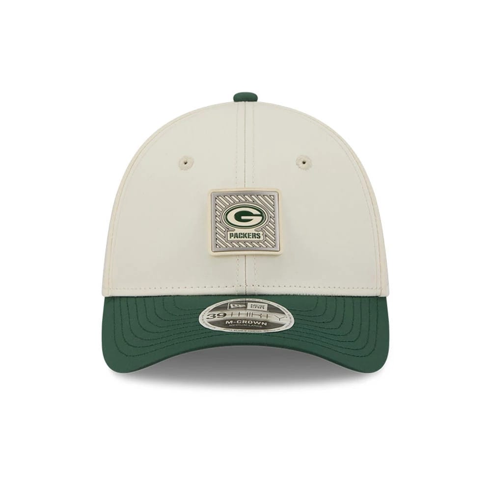 Green Bay Packers NFL Training 2026 White New Era 39THIRTY M-Crown Stretch Fit Cap, front view showing a raised Green Bay Packers logo patch centred on the white front panel, with a dark green visor and a 39THIRTY size sticker.