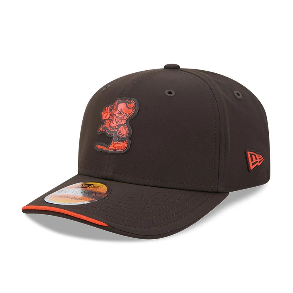 Browns NFL Sideline 2026 Dark Brown New Era 9SEVENTY Stretch Snap Adjustable Cap, three-quarter view showing a raised orange team logo in the centre of the front panel, orange-rimmed visor with a 9SEVENTY size sticker.