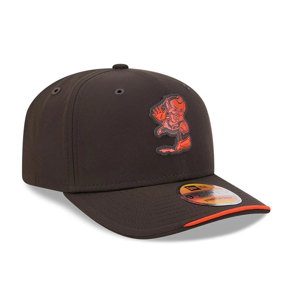 Browns NFL Sideline 2026 Dark Brown New Era 9SEVENTY Stretch Snap Adjustable Cap, three-quarter view showing a raised team logo on the front panel, a dark brown curved visor with an orange edge, and the 9SEVENTY size sticker.