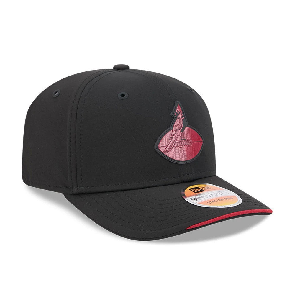 Cardinals NFL Sideline 2026 Black New Era 9SEVENTY Stretch Snap Adjustable Cap, three-quarter view showing the cardinal logo with red embroidery on the black front panel, a curved black visor with a red edge, and a 9SEVENTY size sticker.