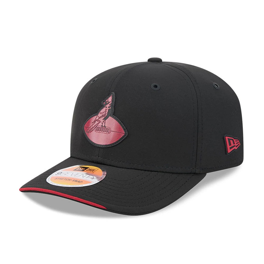 Cardinals NFL Sideline 2026 Black New Era 9SEVENTY Stretch Snap Adjustable Cap, three-quarter view with a red cardinals logo on the front panel, a red New Era flag logo on the left side, and a 9SEVENTY size sticker on the black visor with a red edge.