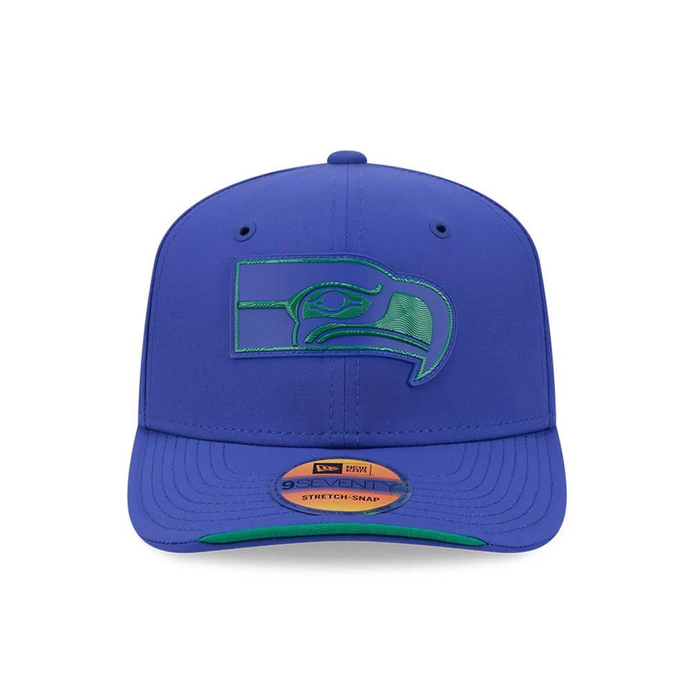 Seahawks NFL Sideline 2026 Blue New Era 9SEVENTY Stretch Snap Adjustable Cap, front view showing a raised embroidered green Seahawks logo on the structured blue crown, flat blue visor with a green under-colour, and 9SEVENTY size sticker on the visor.