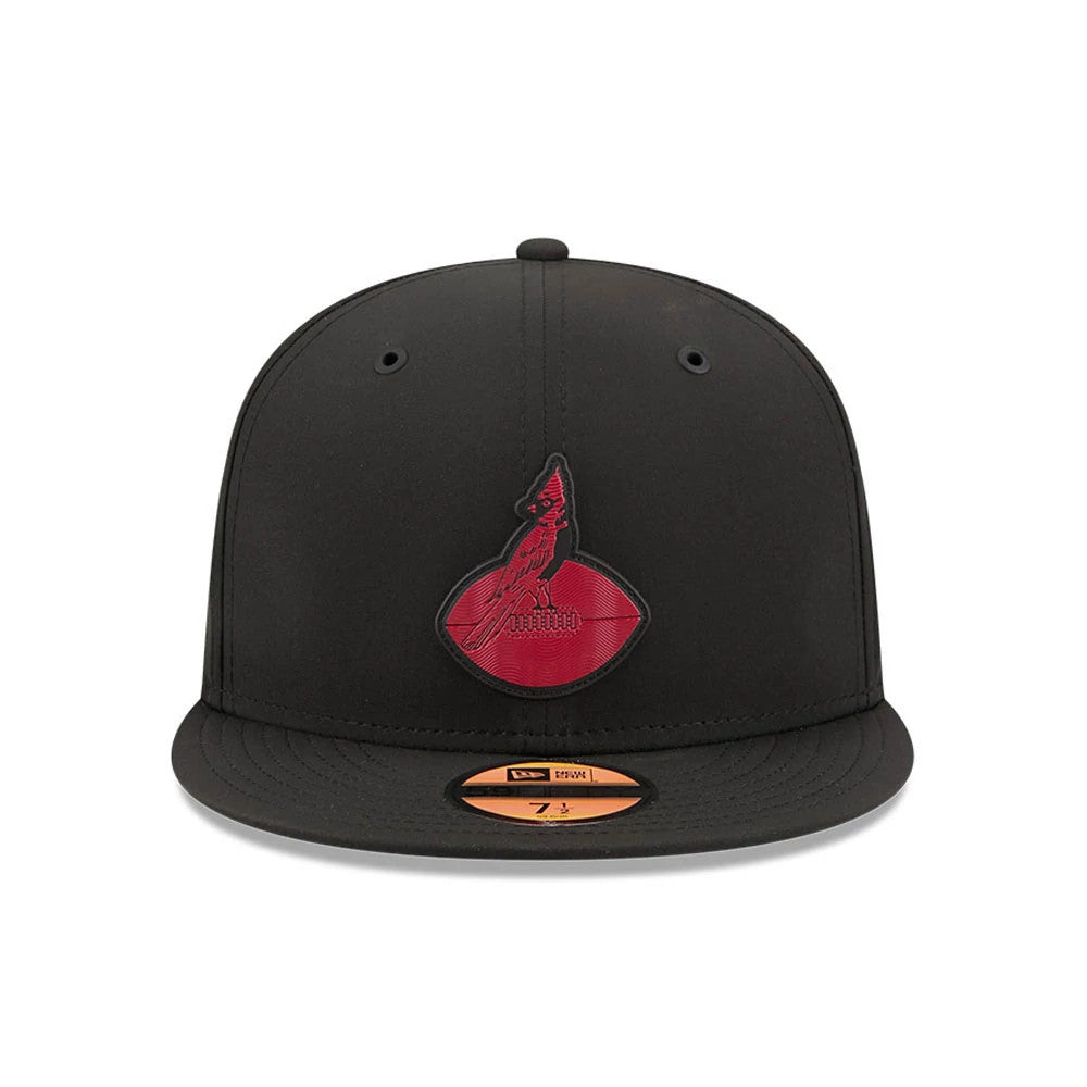 Arizona Cardinals NFL Sideline 2026 Black New Era 59FIFTY Fitted Cap, front view showing the red embroidered Cardinals logo on the structured black crown, black flat visor and gold 59FIFTY size sticker on the visor centre.
