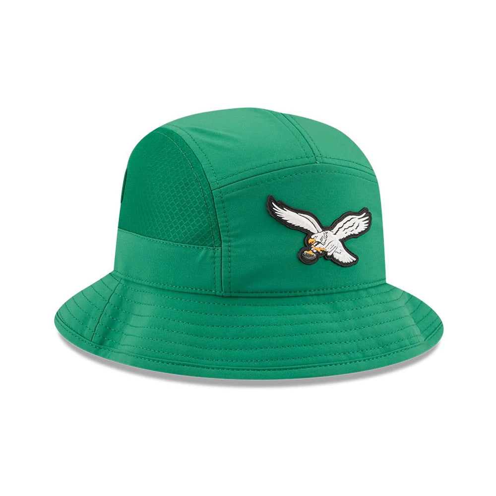 New Era Philadelphia Eagles NFL Sideline 2026 Green Stretch Bucket Cap, three-quarter view showing the embroidered Eagles logo in white and black on the front panel, a fine grid texture on part of the side crown, and a stitched visor.