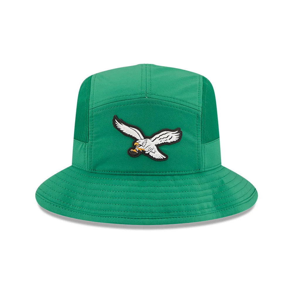 New Era Philadelphia Eagles NFL Sideline 2026 Green Stretch Bucket Cap, front view showing the embroidered white eagle logo with yellow beak on the green front panel, complemented by a wide, downturned visor for added sun protection.