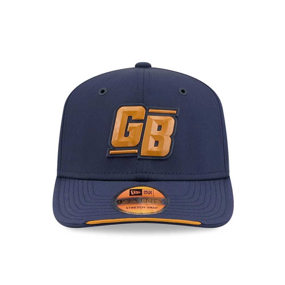 Packers NFL Sideline 2026 Dark Blue New Era 9SEVENTY Stretch Snap Adjustable Cap, front view showing the raised brown GB logo embroidery on the structured dark blue crown, with a matching brown under-edge on the flat visor and 9SEVENTY size sticker.