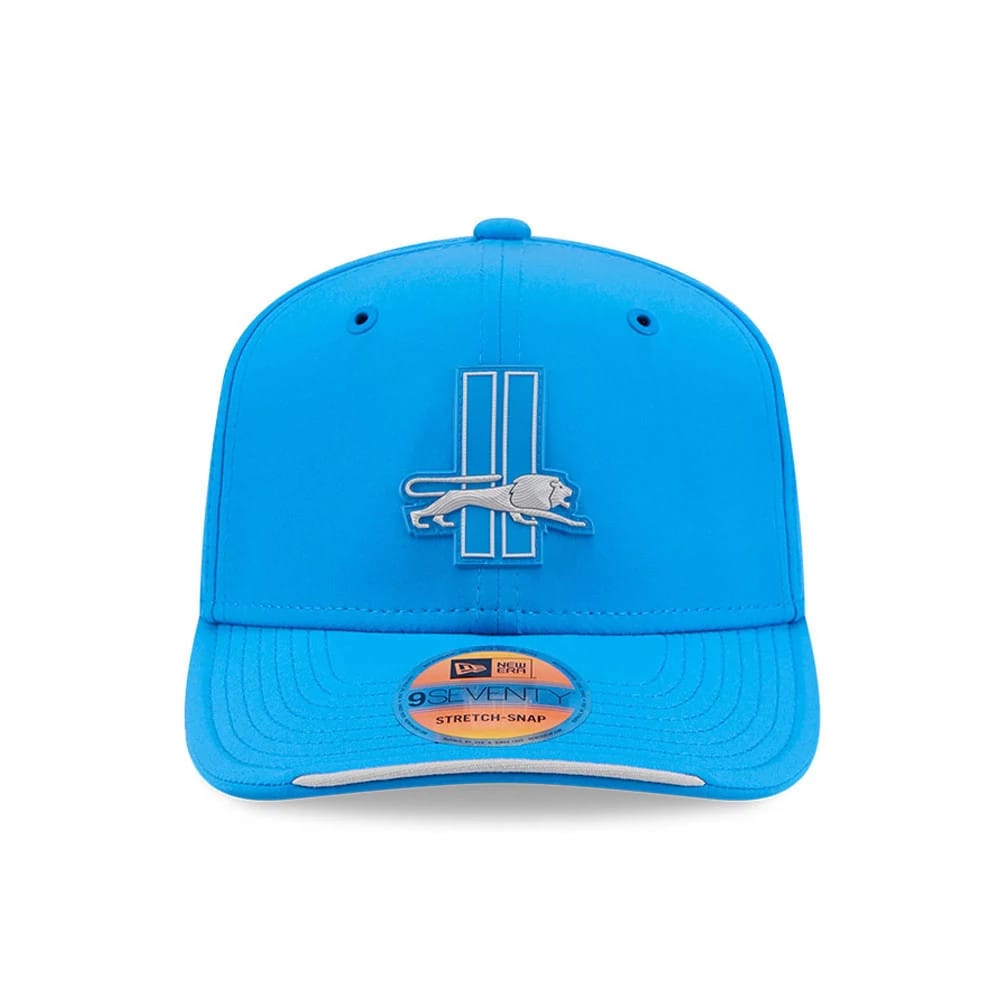 Detroit Lions NFL Sideline 2026 Blue New Era 9SEVENTY Stretch Snap Adjustable Cap, front view showing the grey and white Detroit Lions logo embroidered on the front panel, with a curved visor and 9SEVENTY size sticker in centre.