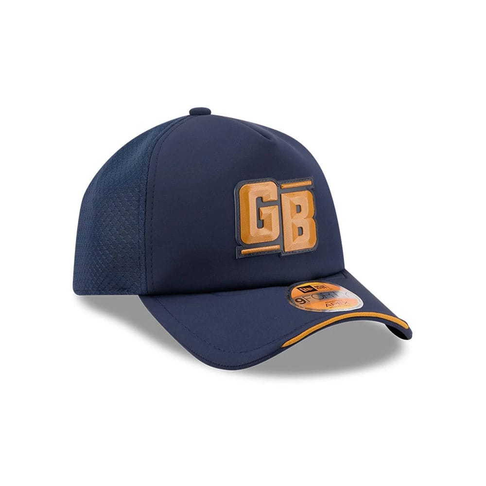 Green Bay Packers NFL Sideline 2026 Dark Blue New Era 9FORTY Apex Adjustable Cap, front view showing a raised golden GB logo on the structured dark blue crown, complemented by a matching 9FORTY size sticker on the curved visor with a golden edge.