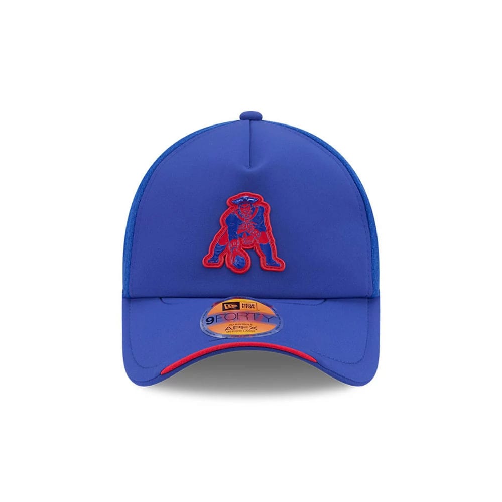 New England Patriots NFL Sideline 2026 Blue New Era 9FORTY Apex Adjustable Cap, front view showing a red embroidered Patriots logo on the centre front panel, a curved blue visor with a red trim, and a 9FORTY size sticker on the visor.