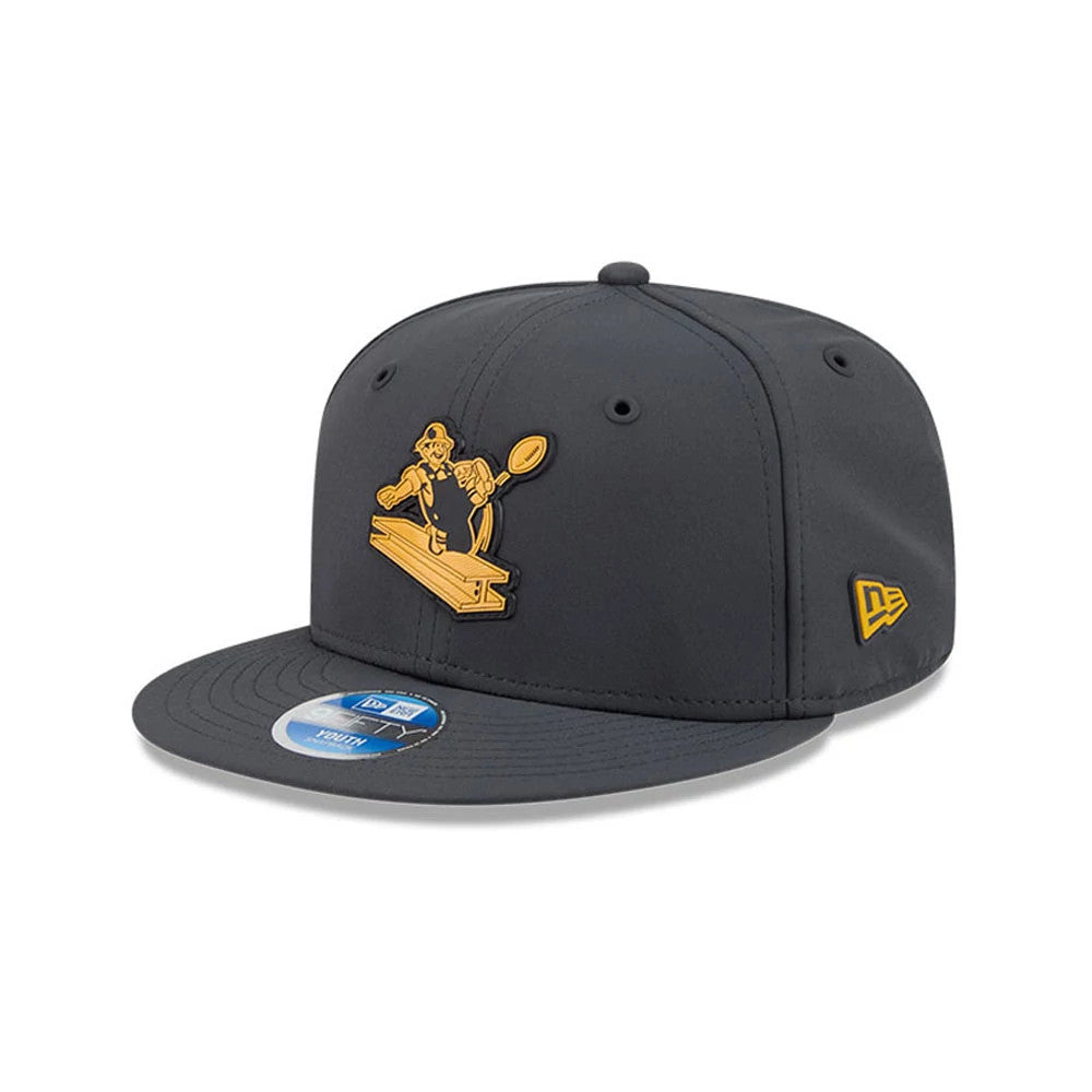 Steelers Youth NFL Sideline 2026 Charcoal New Era 9FIFTY Snapback Adjustable Cap, three-quarter view showing a gold raised embroidered team graphic on the front panel, charcoal flat visor with a 9FIFTY size sticker.