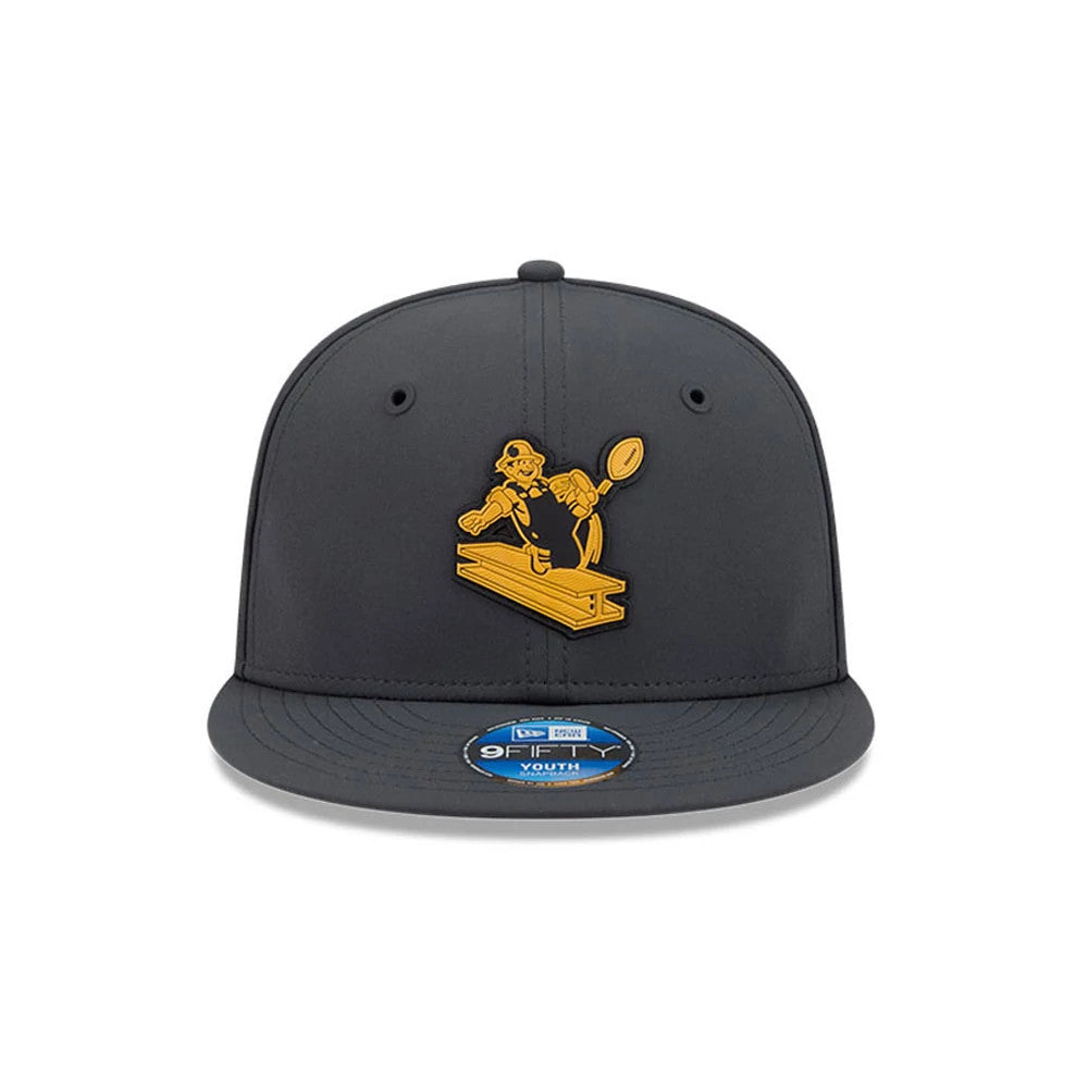 Steelers Youth NFL Sideline 2026 Charcoal New Era 9FIFTY Snapback Adjustable Cap, front view showing a gold raised embroidery logo on the centre of the structured charcoal crown, with a flat charcoal visor and 9FIFTY size sticker.