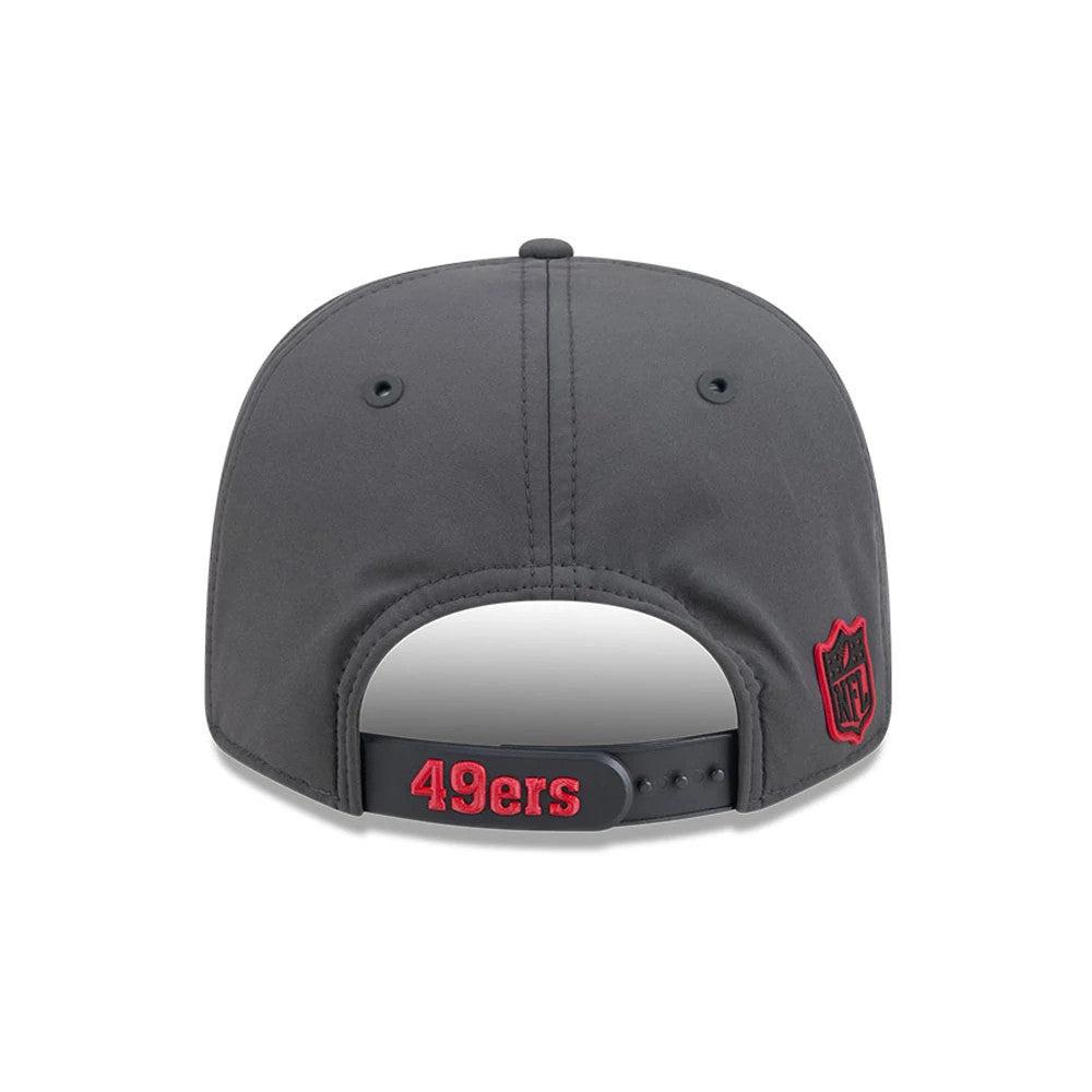 49ers NFL Sideline 2026 Charcoal New Era 9SEVENTY Stretch Snap Adjustable Cap, rear view showing the red embroidered 49ers text on the charcoal snapback strap, black embroidered NFL shield logo on the right panel, and structured charcoal crown.